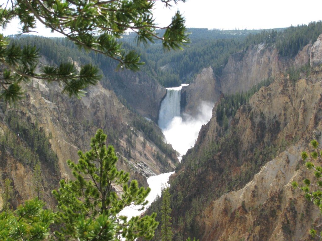 Gelbes Gestein und Wasserfall im Yellowstone Park