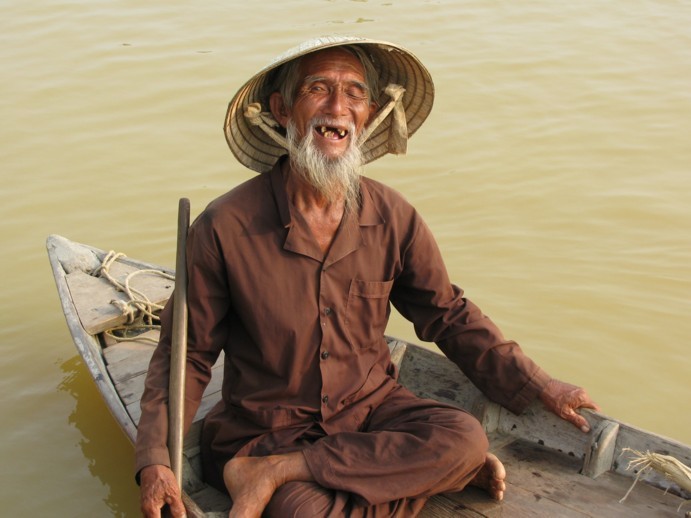Mann in einem Boot in Vietnam