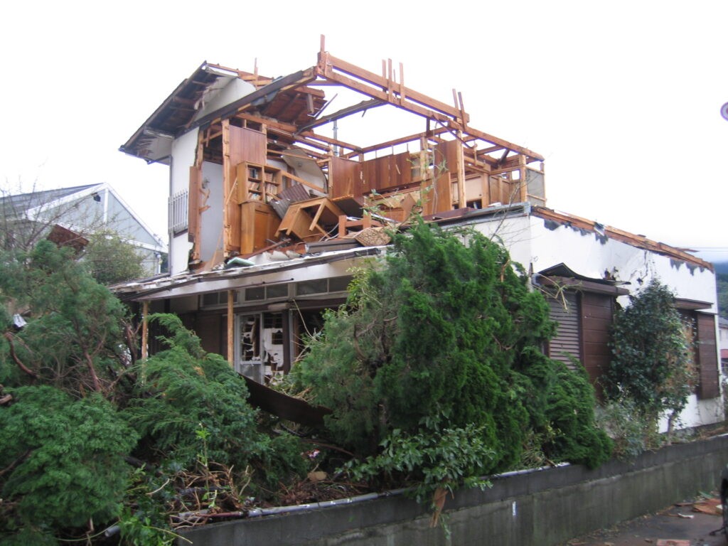 Vom Taifun zerrissenes Haus in Usumi