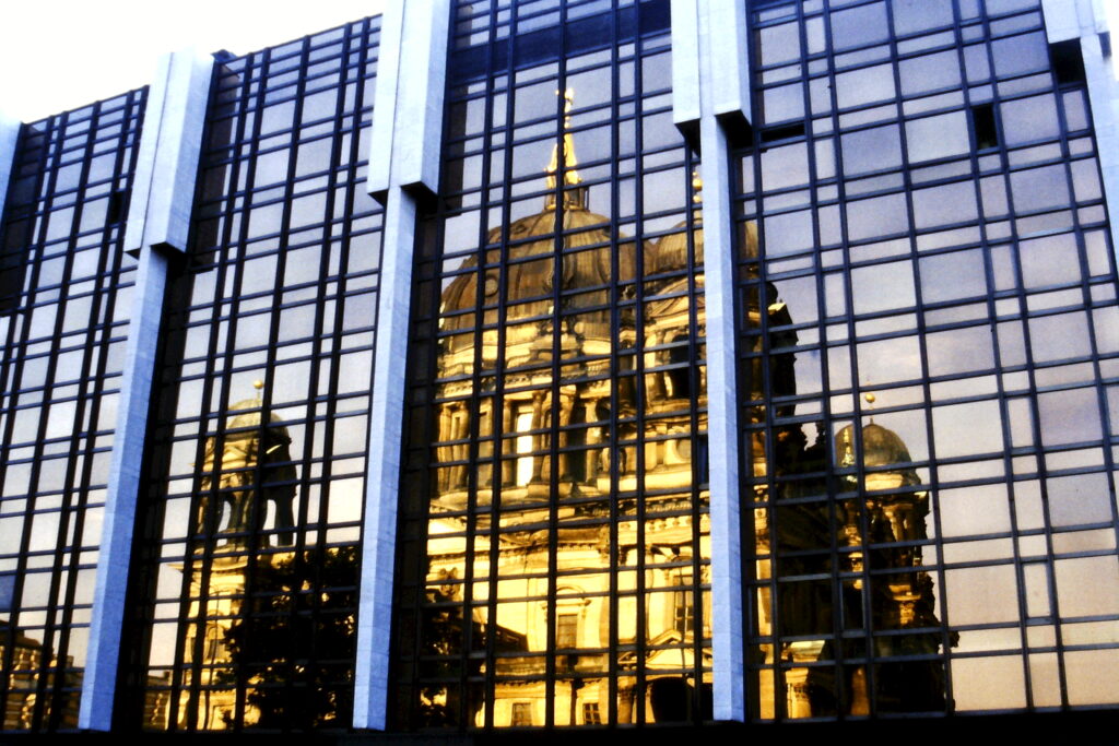 Ostberlin, Palast der Republik mit Dom