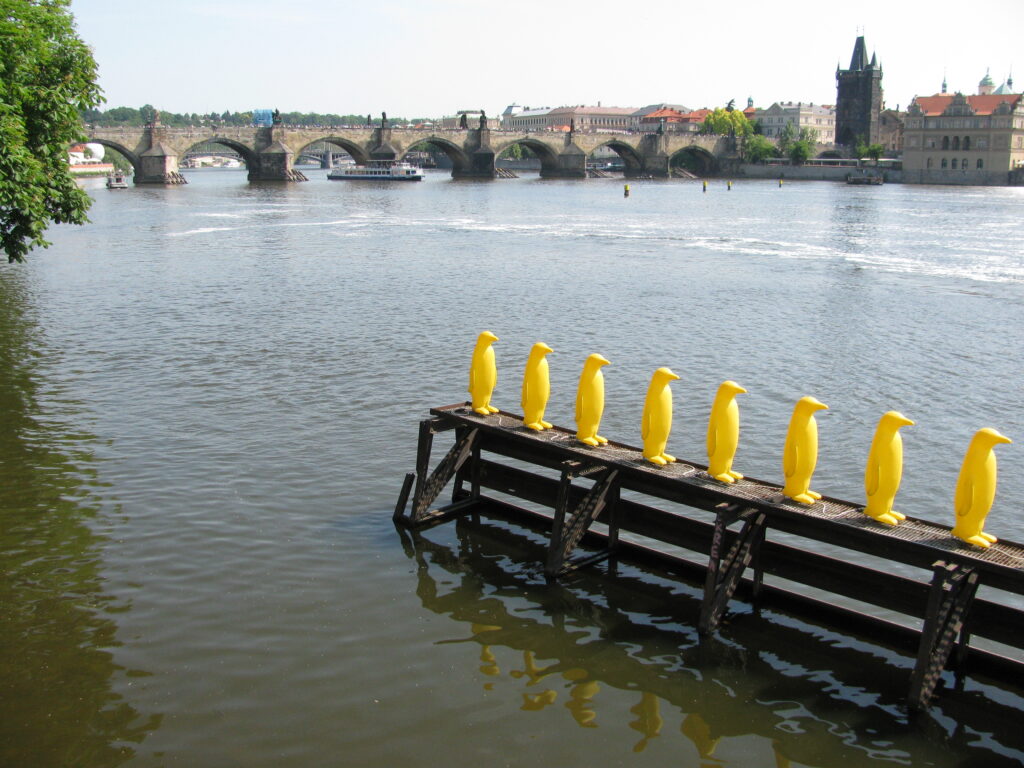 Prag, Karlsbrücke mit Pinguinen